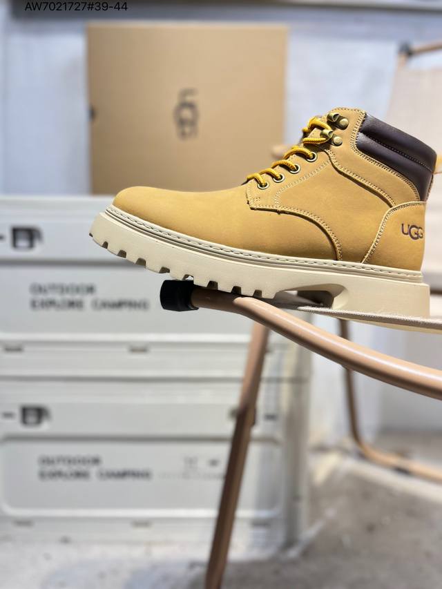 Ugg W Mini Bailey Button Bling, a high-top platform sneaker from the American lu