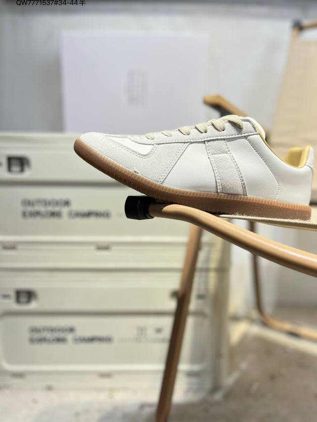 Maison Margiela training shoes Ddd. The upper is made of top-grain lambskin and