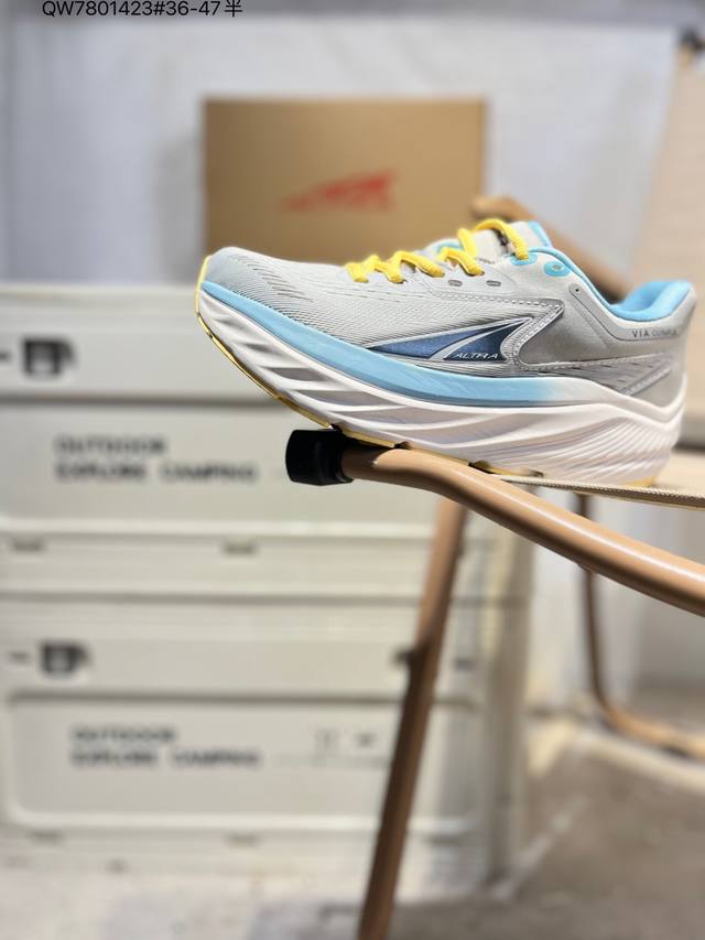 Featuring a lightweight foam midsole and an external V-shaped rubber outsole for