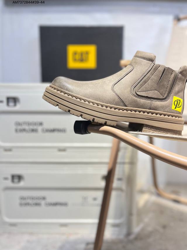 Cat, the brand of Caterpillar bulldozers, series workwear and casual shoes. Ddd,