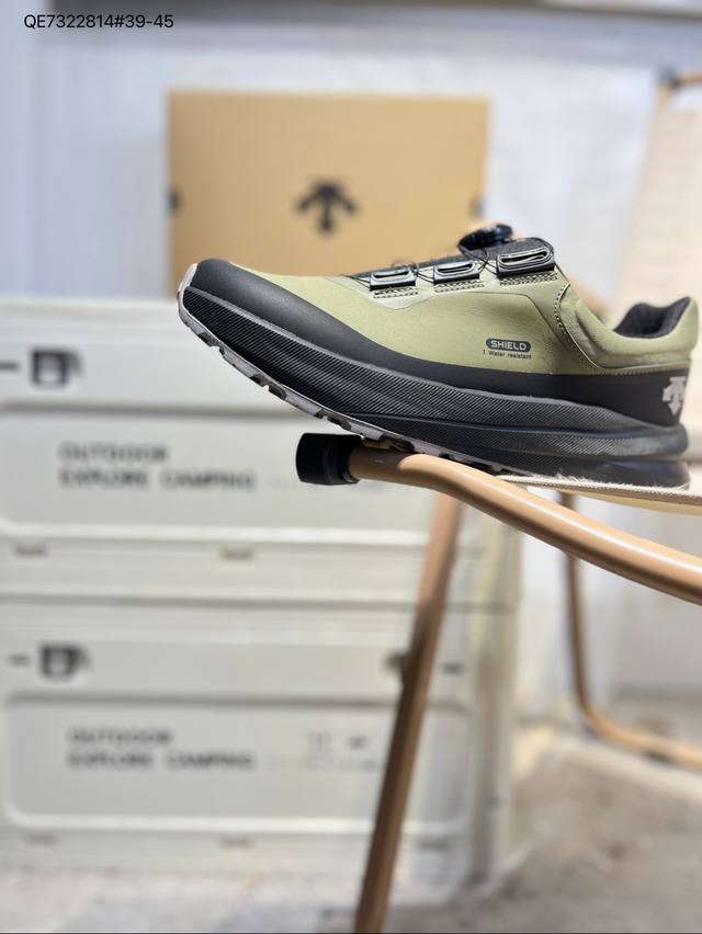 Descente men's trail running shoes with a lightweight, cushioned, breathable upp