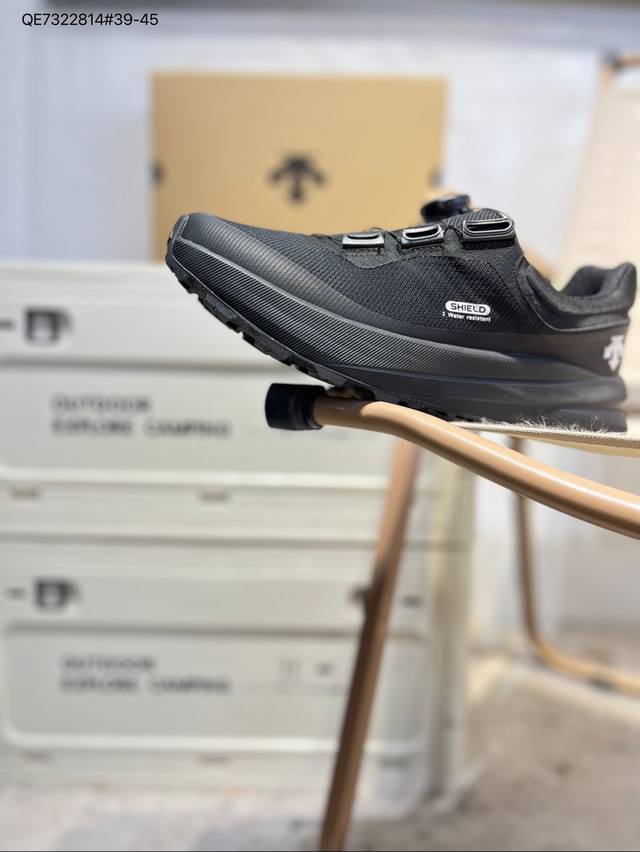 Descente men's trail running shoes with a lightweight, cushioned, breathable upp