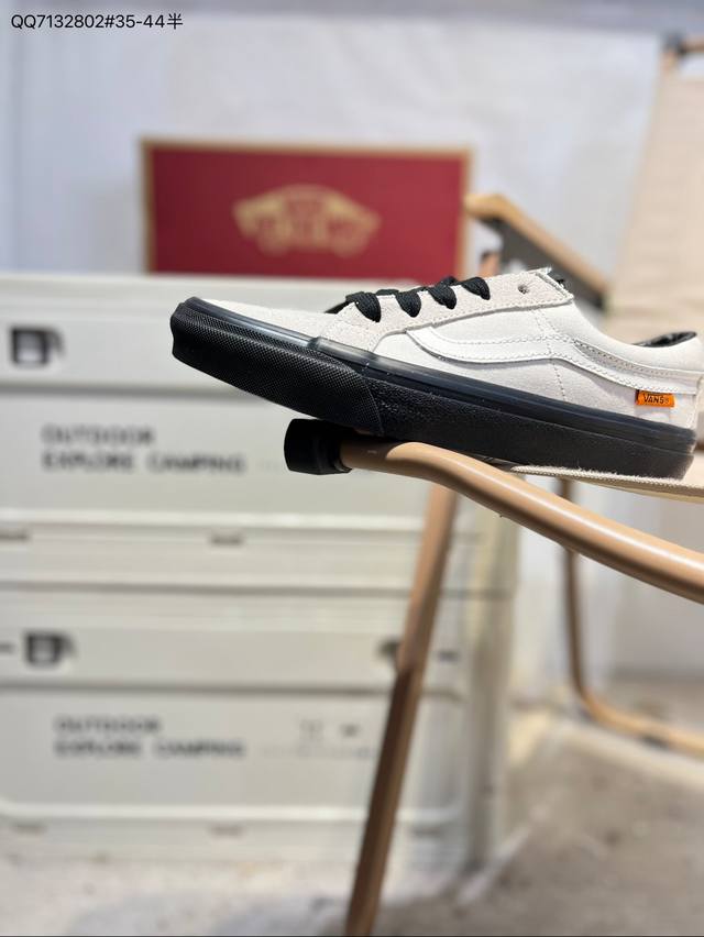 Vanssk8-Low, the official classic retro casual sports sneaker from Vans, featuri