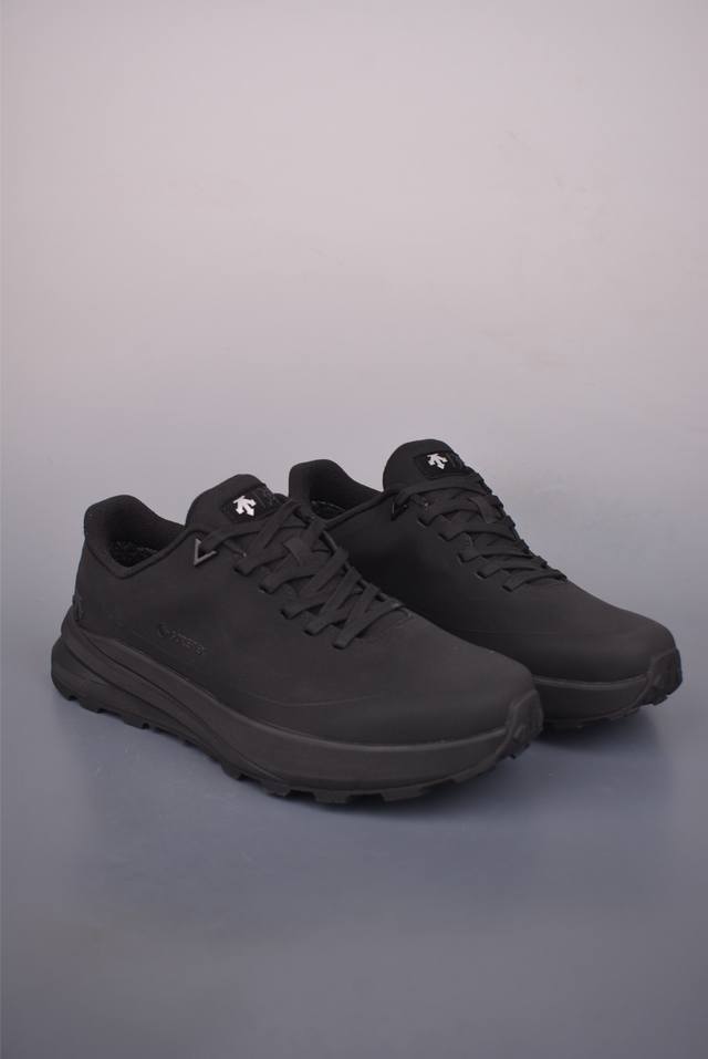 Descente Lightweight Cushioning Sports Shoes, Fashionable Casual Sports Shoes wi