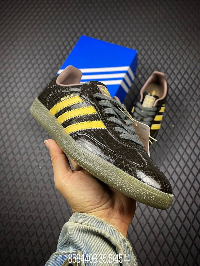 B Adidas Originals Samba Black This shoe continues the tradition of a rubber out