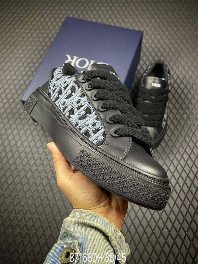 H Dior B33 sneakers reinterpret the classic tennis shoe with a stylish silhouett