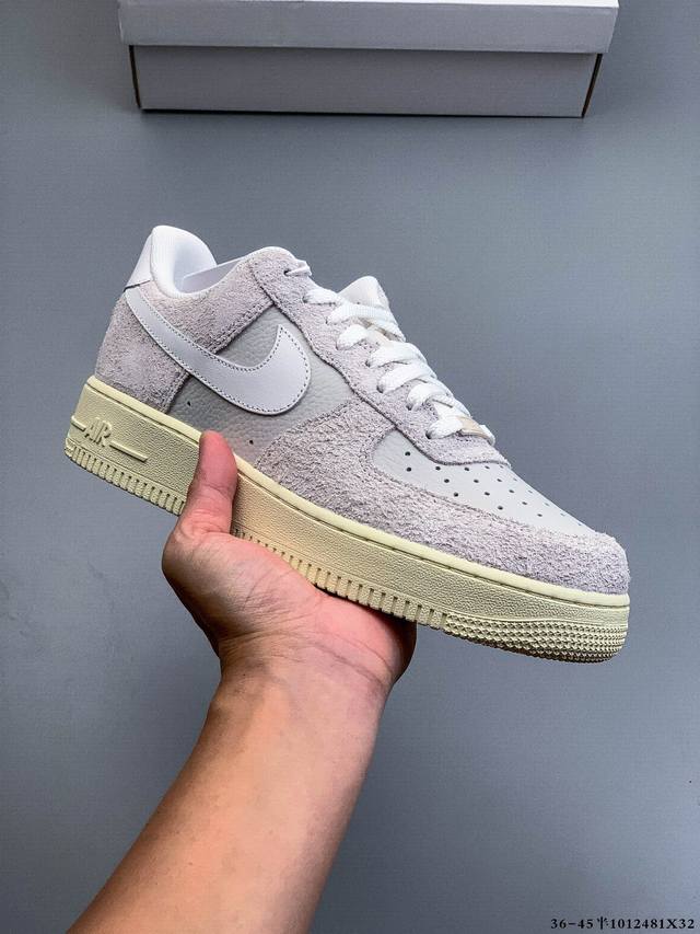 Original last data paper version, featuring a high-quality, durable leather uppe