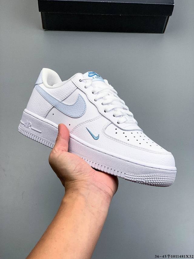 Original last data paper version, featuring a high-quality, durable leather uppe