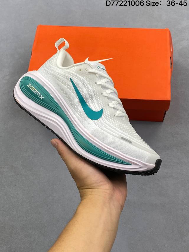 Collection Nike Vomero Plus Comfortable, Shock-Absorbing, Anti-Slip Low-Top Runn