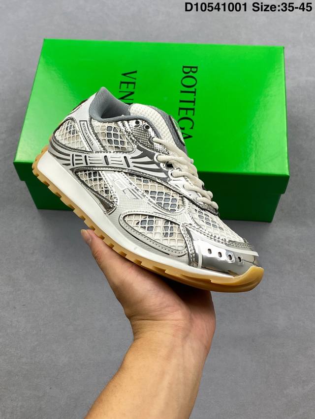 Company-grade pays homage to the brand's famous Intrecciato pattern! Italian lux