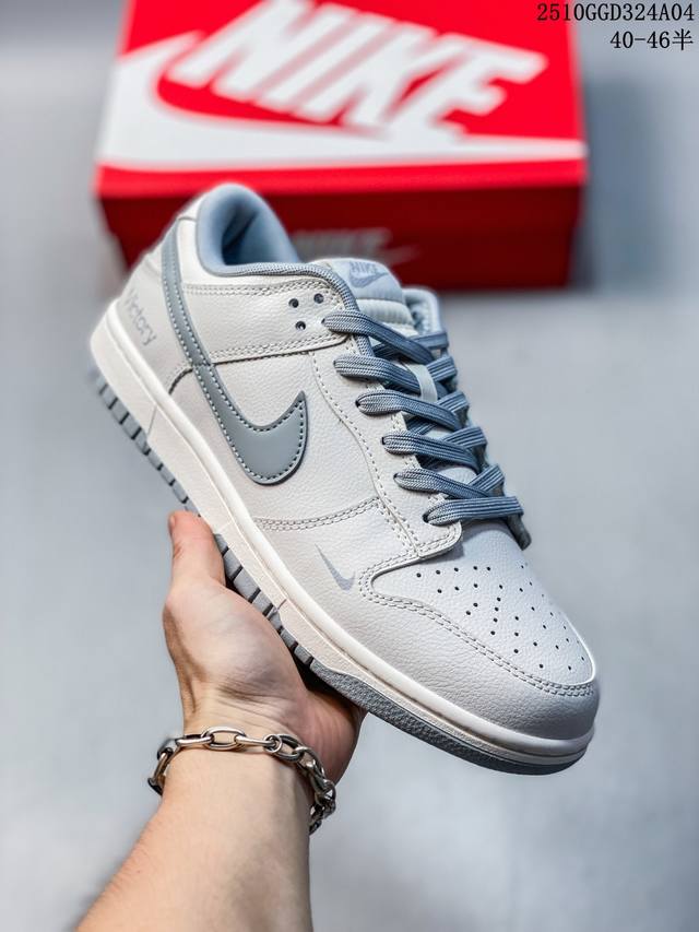 Authentic Nike SB Zoom Dunk Low sneakers, a classic and versatile casual athleti