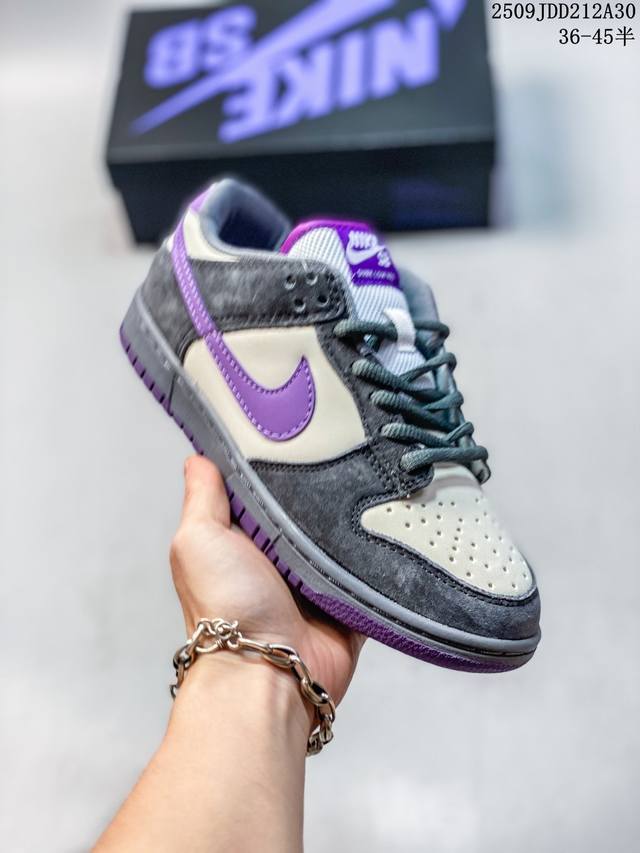 Authentic Nike SB Zoom Dunk Low sneakers, a classic and versatile casual athleti