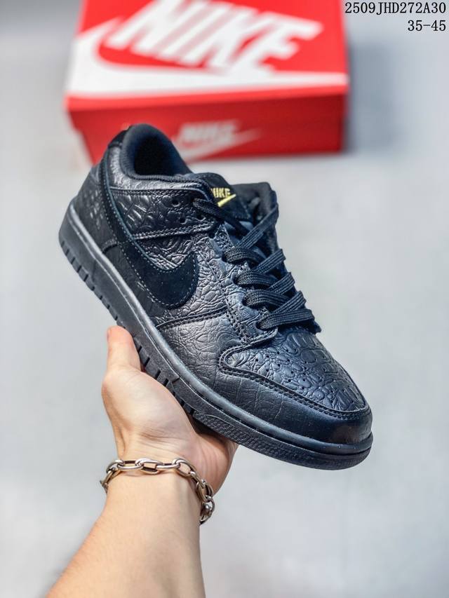 Authentic Nike SB Zoom Dunk Low sneakers, a classic and versatile casual athleti