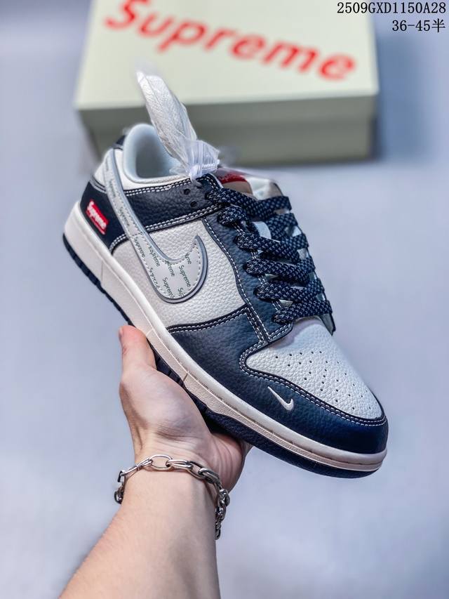 Authentic Nike SB Zoom Dunk Low sneakers, a classic and versatile casual athleti