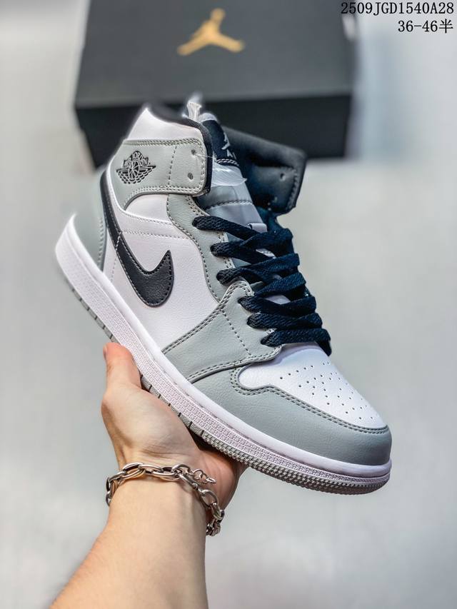 Nike Air Jordan 1 Retro High Og. This high-top basketball shoe features a leathe