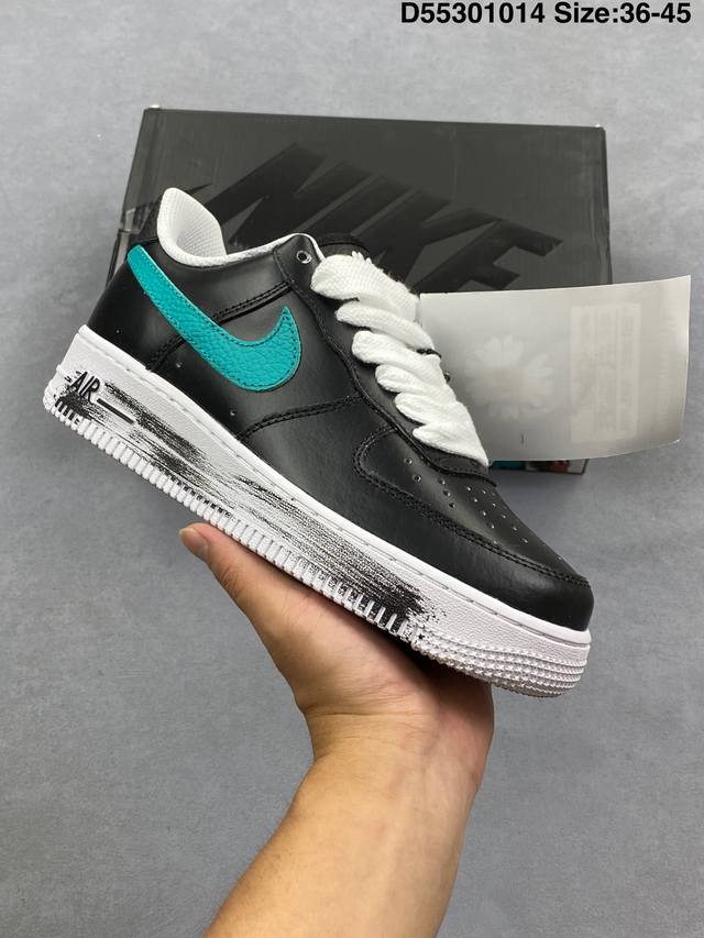 Developed using the original Nike last and paper pattern, this shoe features a h