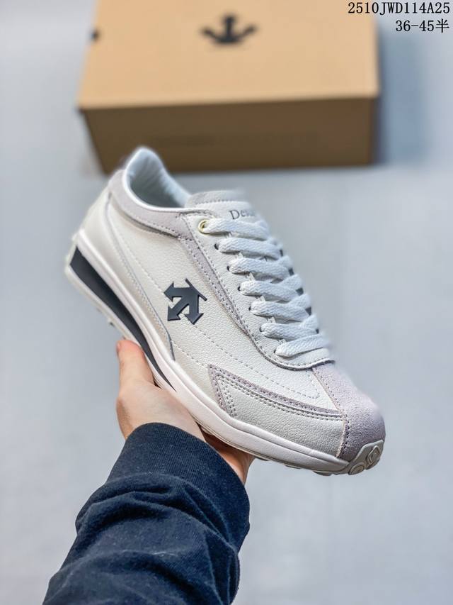 Authentic label with half sizes available. Descente Cron Racer retro-style low-t