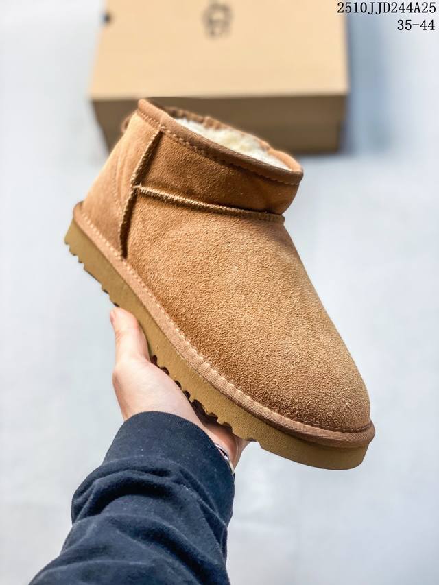 Waterproof Ugg 6109 Classic Autumn/Winter Sheepskin Snow Boots. The entire boot