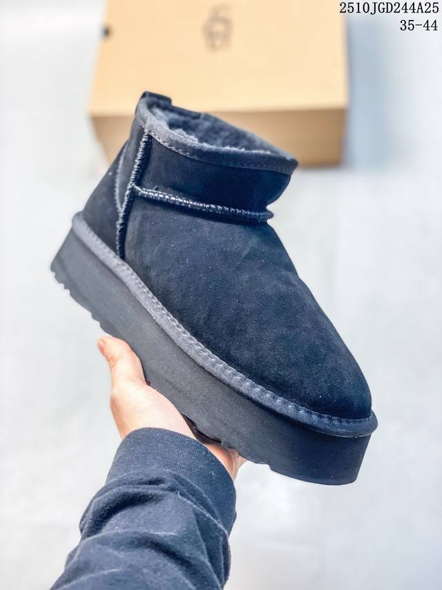 Waterproof Ugg 6109 Classic Autumn/Winter Sheepskin Snow Boots. The entire boot