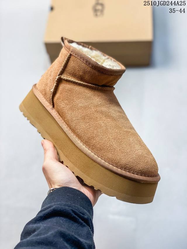 Waterproof Ugg 6109 Classic Autumn/Winter Sheepskin Snow Boots. The entire boot