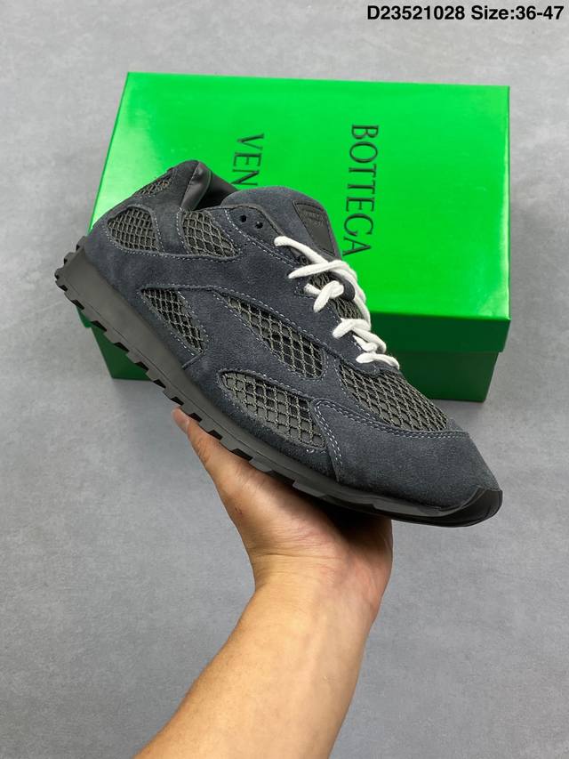 This company-grade men's and women's shoe features a lightweight, technologicall