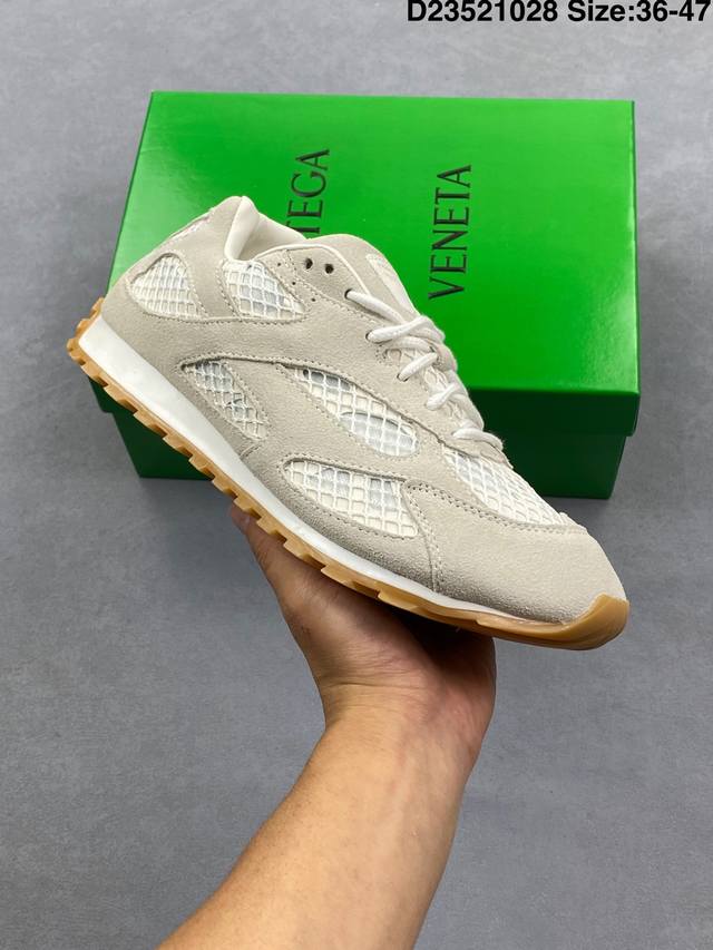 This company-grade men's and women's shoe features a lightweight, high-tech diam