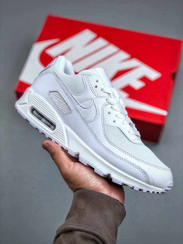 E Nike Air Max 90 athletic shoes with a small air cushioning system combine clas