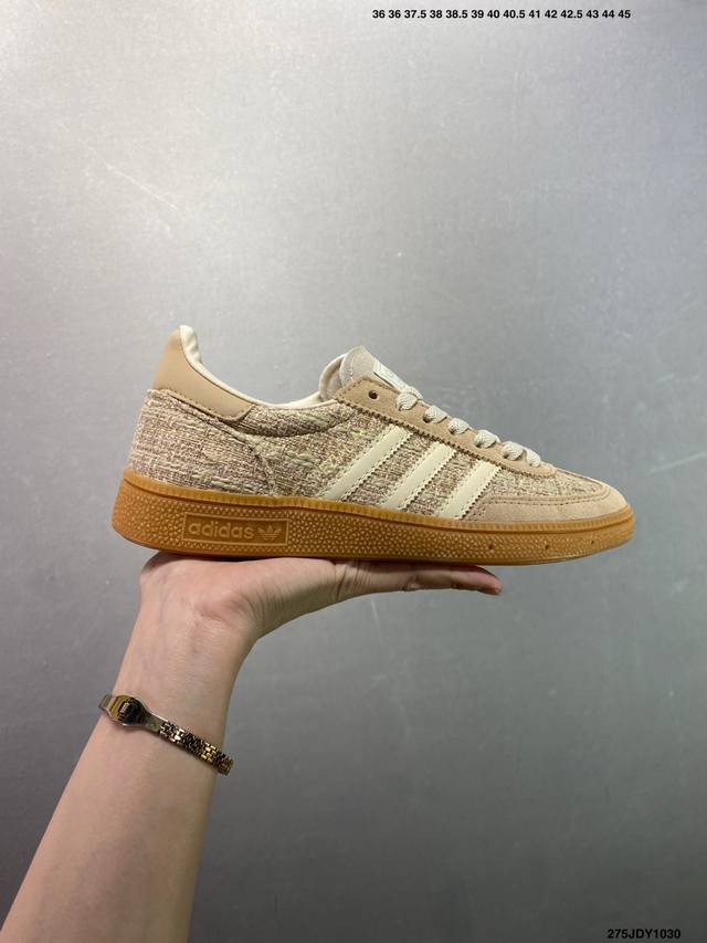Handball Spezial Retro Casual Sneakers. The entire shoe is made of suede with a