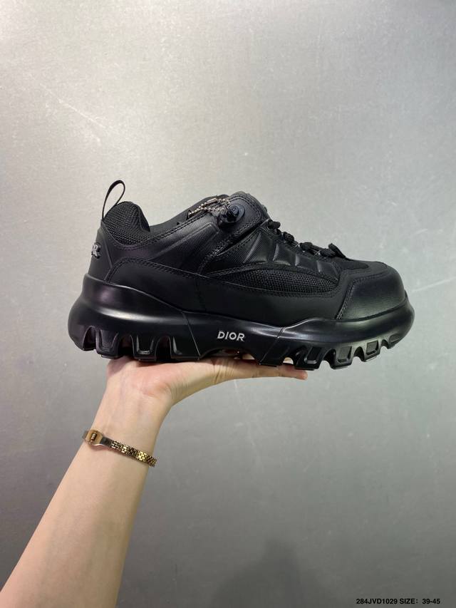 Company Grade Dior Mesh Low-Top Sports Casual Shoes. This series features a blac