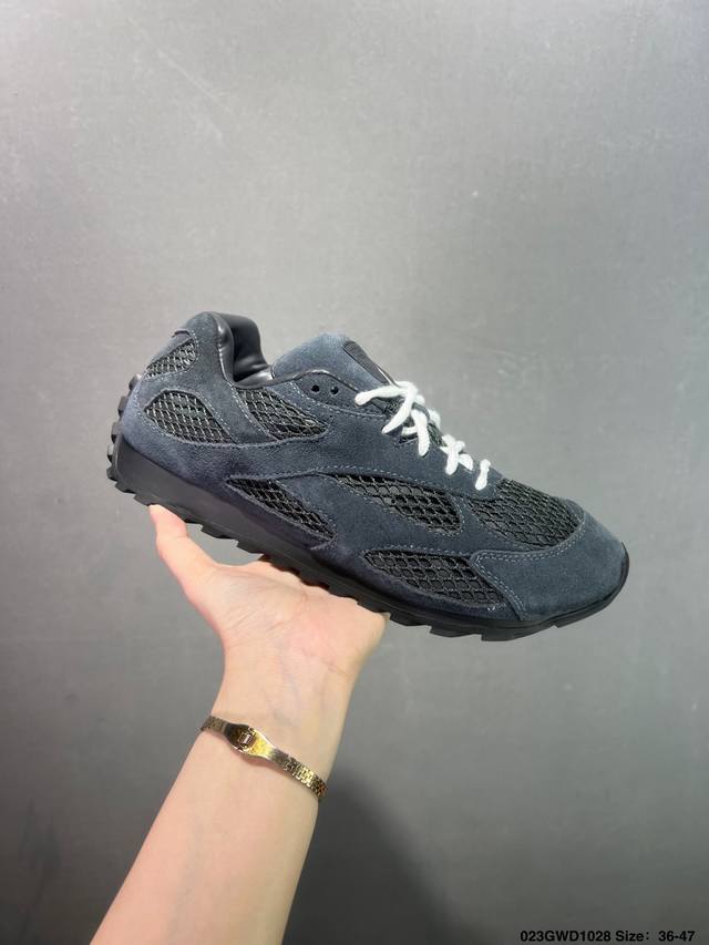 This company-grade men's and women's shoe features a lightweight, technologicall