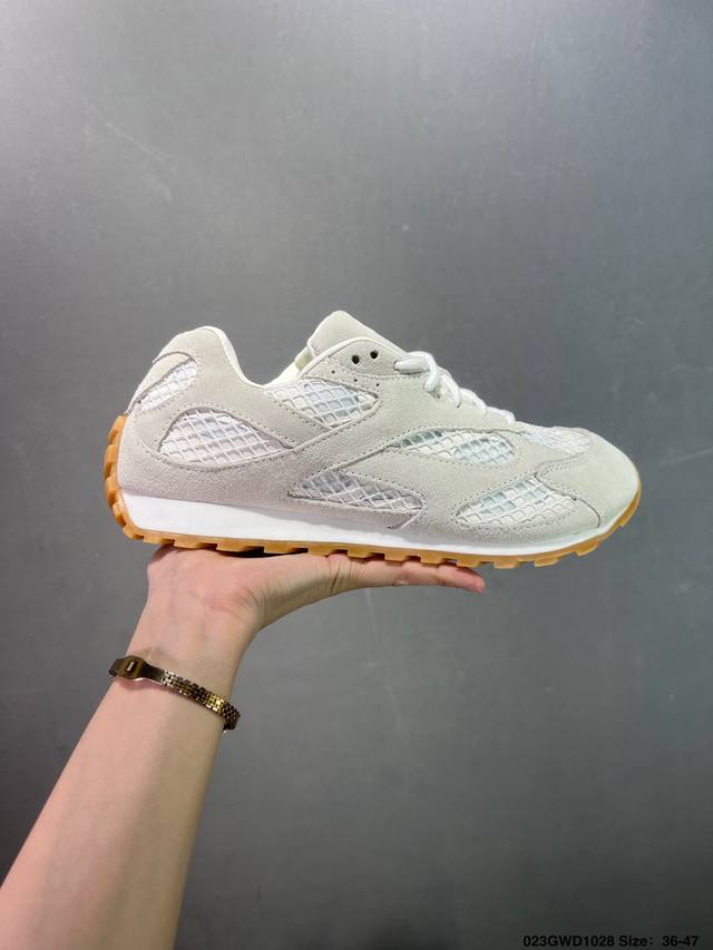 This is a factory-grade men's and women's shoe developed using the original last