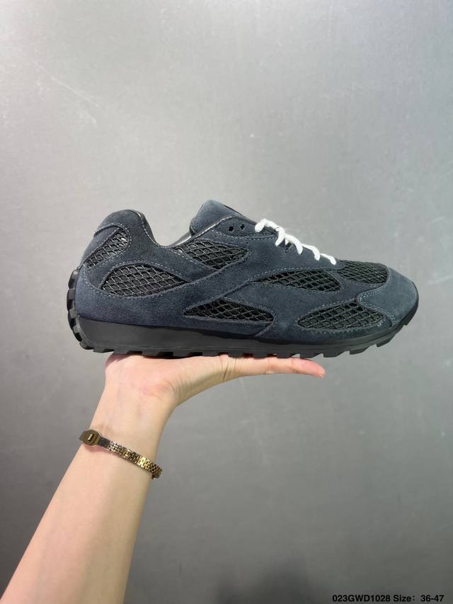 This company-grade men's and women's shoe features a lightweight, technologicall