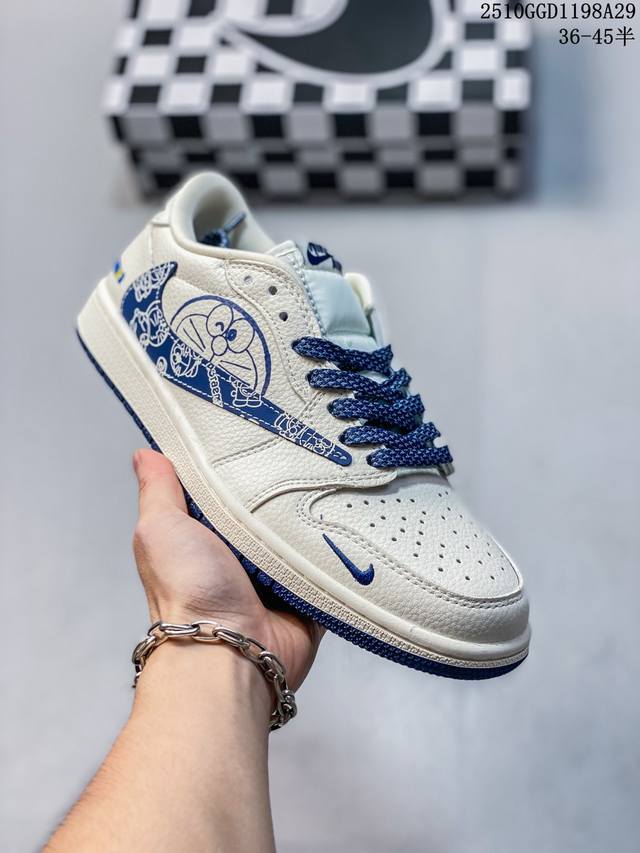 Company-grade fashion elements X Jordan Air Jordan Low "Doraemon" Reverse Swoosh