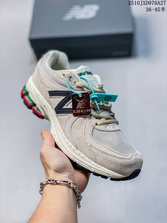 A top-selling Korean-style outfit on Xiaohongshu (Little Red Book), New Balance