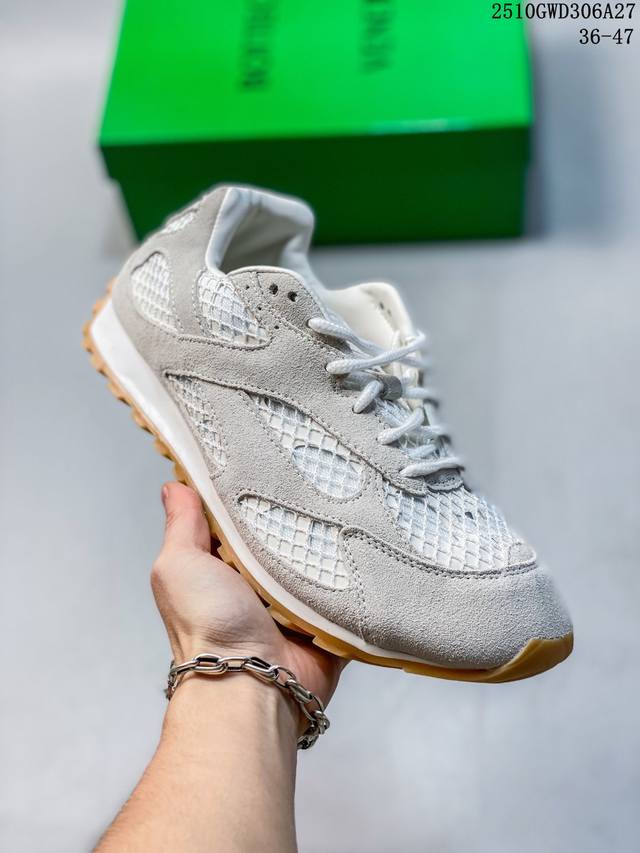 This company-grade men's and women's shoe features a lightweight, technologicall