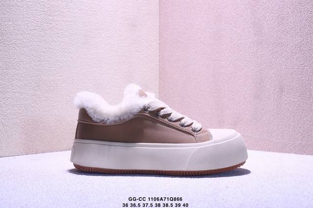 Women's shoes come in a hard-top gift box with a lid# Made with suede and wool l