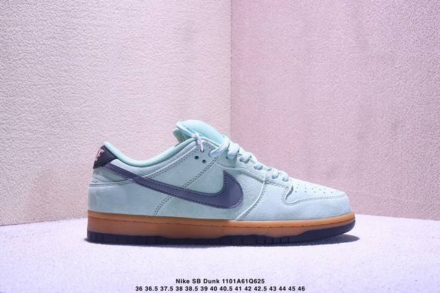 Nike SB Dunk Low, a low-top casual sports skateboarding shoe featuring a combin