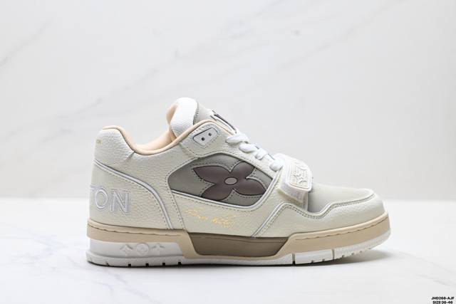 Company Grade Louis Vuitton Trainer Sneaker Low. A versatile and comfortable sn