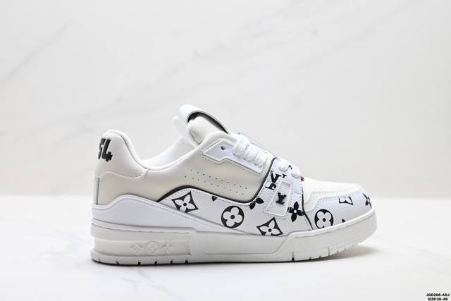 Company Grade Louis Vuitton Trainer Sneaker Low. A versatile and comfortable sn