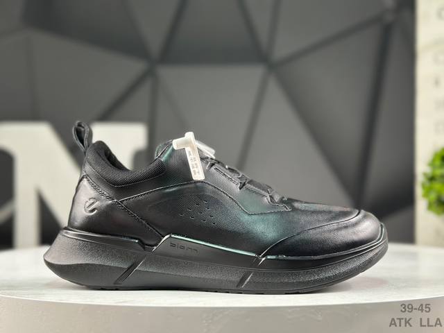 Ecco leather strap with breathable mesh, a blend of classic and modern craftsman