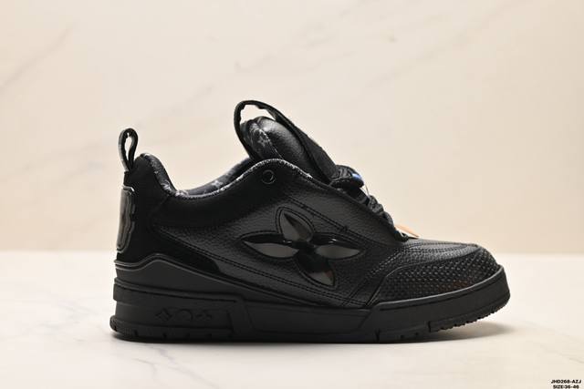 Company Grade Louis Vuitton Trainer Sneaker Low. A versatile and comfortable sn