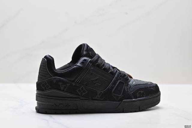 Authentic Louis Vuitton Trainer Sneaker Low, a versatile sneaker from Louis Vuit