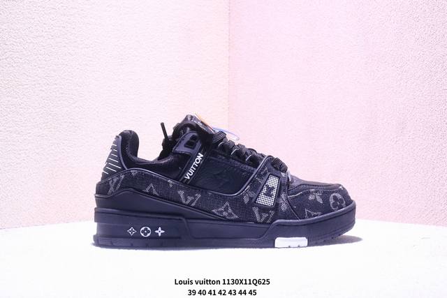 Louis Vuitton Trainer Sneaker Low, a versatile casual sportswear shoe. Comfortab