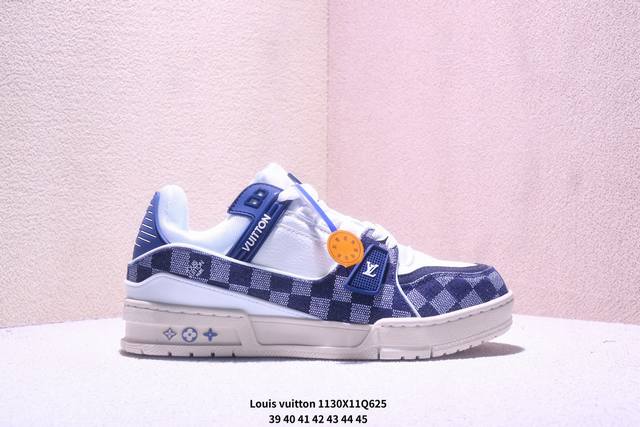 Louis Vuitton Trainer Sneaker Low, a versatile casual sportswear shoe. Comfortab