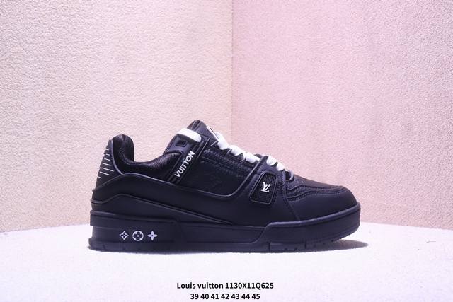 Louis Vuitton Trainer Sneaker Low, a versatile casual sportswear shoe. Comfortab