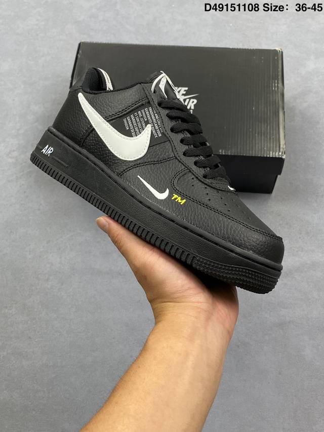 Af1 Nike Air Force 1 '07 Low, a versatile sports shoe with a thick sole and heig