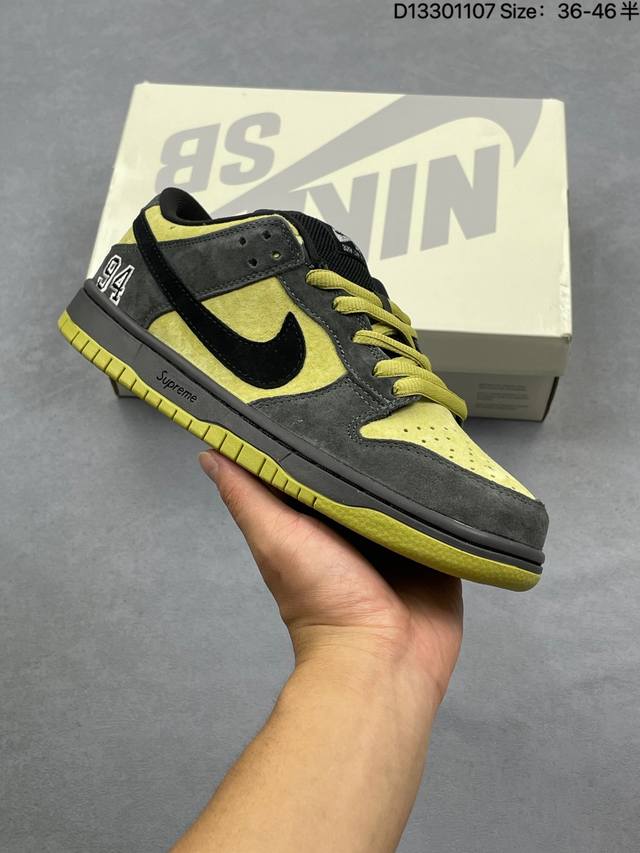 Top Layer with Half Size The Supreme X Nike Dunk SB Low pro Og Supreme X Nike SB