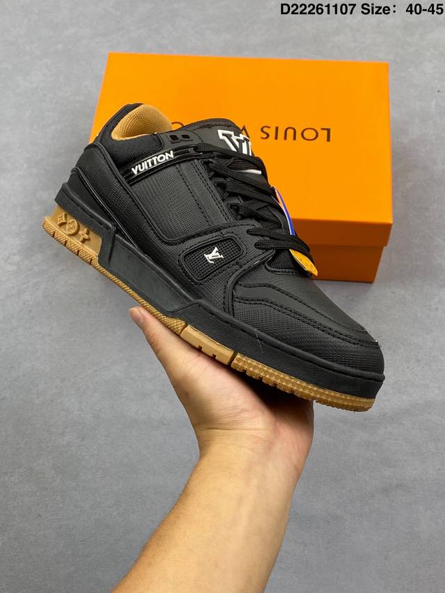 Louis Vuitton men's and women's shoes come with a sturdy drawer gift shoebox. T