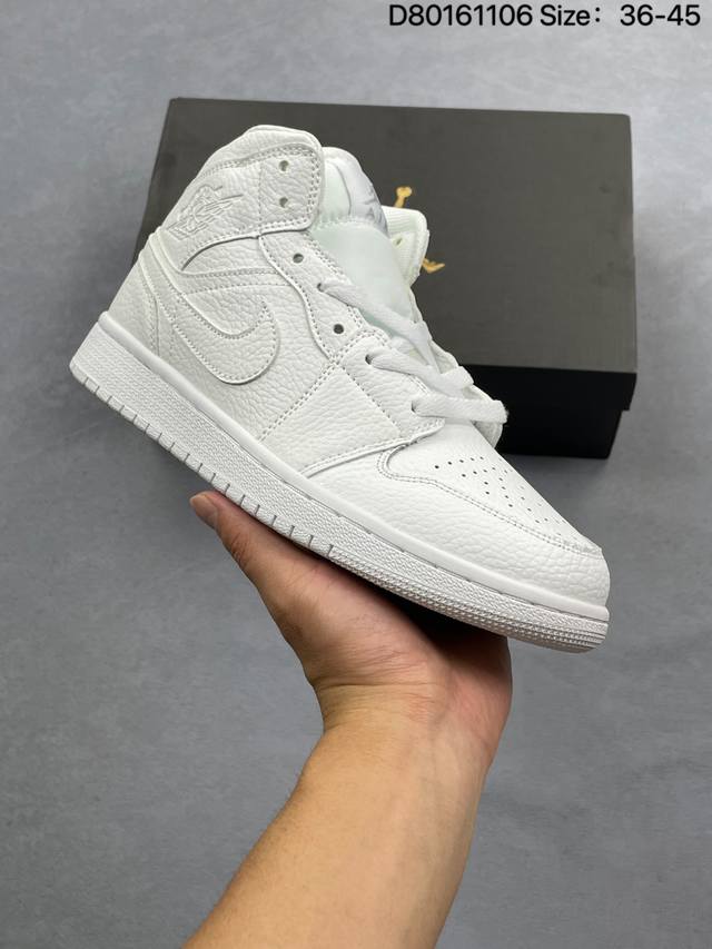 Air Jordan 1 Low Light Smoke Grey. This low-top Jordan 1 basketball shoe feature