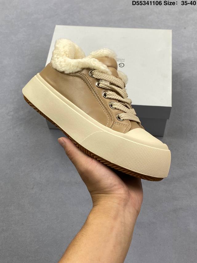 Women's shoes come in a hard-top gift box with a lid# Made with suede and wool l